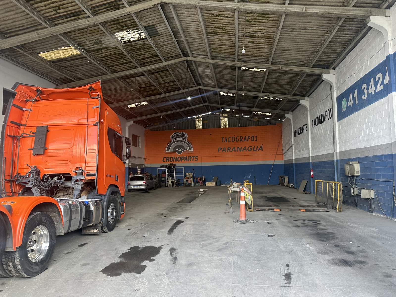 Barracão da CronoParts com caminhão