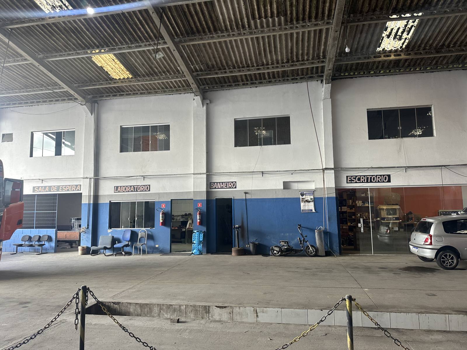 Sala de espera, laboratório e escritório